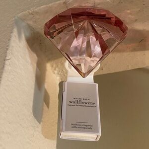 White Barn Wallflowers Pink Diamond Plug. Included Champagne Toast Oil. NWT.